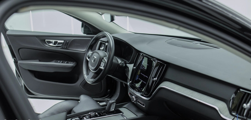 Volvo V60 Cross Country cena 169900 przebieg: 74000, rok produkcji 2021 z Żagań małe 497